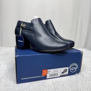 WHITE MOUNTAIN / Noah navy blue faux leather heeled ankle booties / 9.5 WIDE